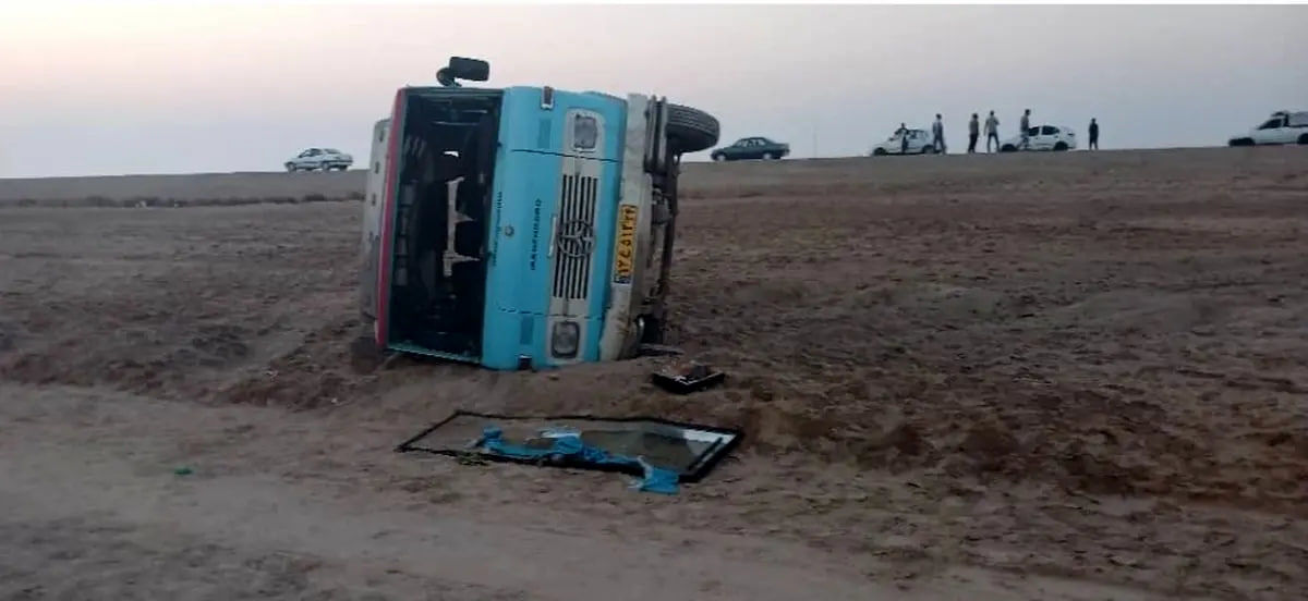 انحراف مینیبوس از جاده و مصدومیت ۱۴ نفر