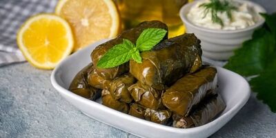 طرز تهیه دلمه برگ مو با سه مزه؛ ترش، شیرین و ملس