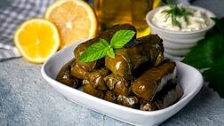 طرز تهیه دلمه برگ مو با سه مزه؛ ترش، شیرین و ملس