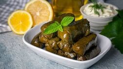 طرز تهیه دلمه برگ مو با سه مزه؛ ترش، شیرین و ملس