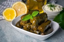 طرز تهیه دلمه برگ مو با سه مزه؛ ترش، شیرین و ملس