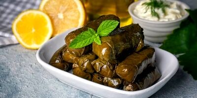 طرز تهیه دلمه برگ مو با سه مزه؛ ترش، شیرین و ملس