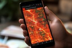 مرگ تدریجی گوشی‌های هوشمند؛ موبایل‌ها کنار می‌روند اما جایگزین چیست؟
