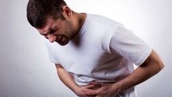 مسمومیت غذایی در سفر و تعطیلات؛ چه زمانی باید به پزشک مراجعه کرد؟