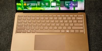 آیا اتصال دائمی لپ‌تاپ به شارژر، به باتری آن آسیب می‌زند؟ (جواب غیرمنتظره است)
