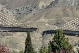 پل ترکیبی B۱ در دو مرحله بمباران شد / دهانه‌های فلزی فرو ریخت
