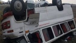 واژگونی مینی‌بوس در گردنه صلوات‌آباد ۱۴ نفر مصدوم در پی داشت
