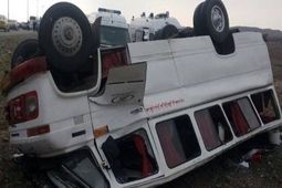 واژگونی مینی‌بوس در گردنه صلوات‌آباد ۱۴ نفر مصدوم در پی داشت
