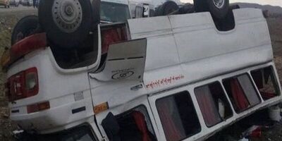 واژگونی مینی‌بوس در گردنه صلوات‌آباد ۱۴ نفر مصدوم در پی داشت
