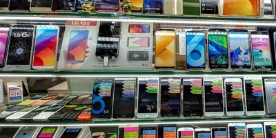 600 هزار گوشی تلفن همراه در انتظار خروج از انبارها
