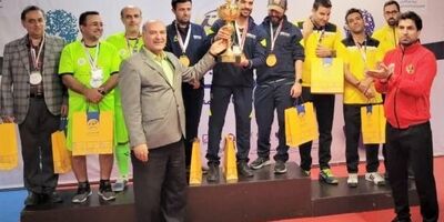 قهرمانی تیم فوتبال روی میز آقایان بیمه دی در المپیاد ورزشی صنعت بیمه

