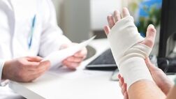 علت درد مچ دست چیست و چگونه درمان می‌شود؟
