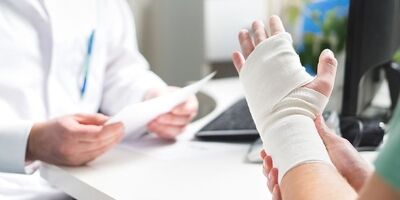 علت درد مچ دست چیست و چگونه درمان می‌شود؟
