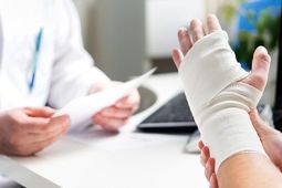 علت درد مچ دست چیست و چگونه درمان می‌شود؟
