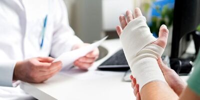 علت درد مچ دست چیست و چگونه درمان می‌شود؟

