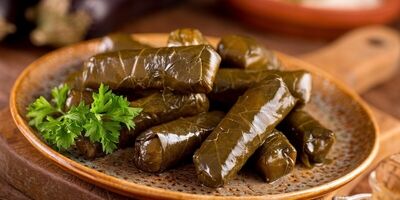 طرز تهیه دلمه برگ مو با چاشنی رب انار

