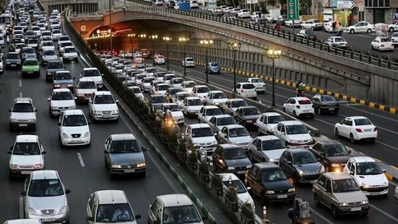 تردد در اکثر معابر پایتخت پرحجم و سنگین است
