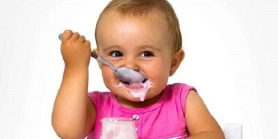 کودکان از چه سنی می‌توانند ماست بخورند؟
