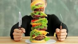 ۳ راهکار گذر از پرخوری و کم‌خوری استرس دوران جنگ
