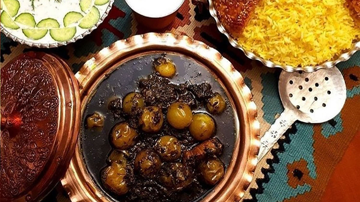 طرز تهیه خورش گوجه سبز با مرغ مجلسی شمالی+ همه مواد لازم