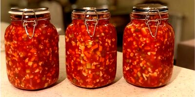 طرز تهیه ترشی گوجه مشهدی؛ ترشی خوشمزه زمستانی با طعمی تند

