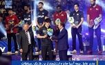 مدیر عامل بیمه آسیا جایزه ارزشمندترین بازیکن مسابقات والیبال قهرمانی آسیا را اهدا کرد
