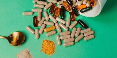راز اختلاف قیمت مکمل‌ها؛ چرا بیمار در داروخانه بیشتر پول می‌دهد؟
