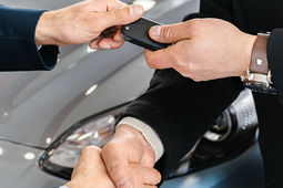 لیزینگ خودرو چیست؟ خرید ماشین لیزینگی چه مزایا و معایبی دارد؟