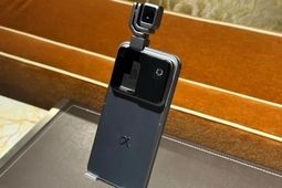 گوشی رباتیک آنر با دوربین گیمبال‌دار در CES ۲۰۲۶ به نمایش درآمد
