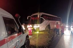 مصدومیت ۱۳ نفر در حادثه واژگونی مینی‌بوس مسیر تکاب - شاهین‌دژ
