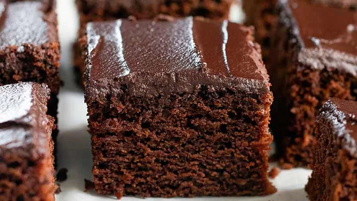 طرز تهیه کیک دیوانه شکلاتی؛ بدون شیر و تخم مرغ