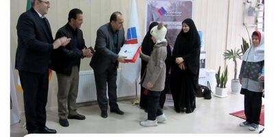 اهدای جوایز برندگان زنگ بیمه از سوی بیمه ملت به دانش‌آموزان