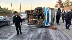 ۲۱ مصدوم در پی واژگونی مینی‌بوس در نکا
