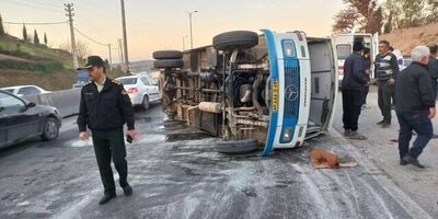 ۲۱ مصدوم در پی واژگونی مینی‌بوس در نکا
