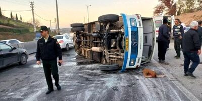 ۲۱ مصدوم در پی واژگونی مینی‌بوس در نکا
