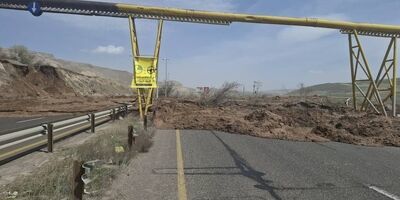 ریزش ترانشه جاده اصلی اردبیل - نیر را مسدود کرد
