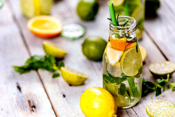 چرا هرچقدر آب می‌خوریم باز هم تشنه‌ایم؟ راز رفع عطش دائمی در تابستان!