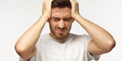 چه چیزی باعث میگرن می‌شود؟