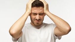 چه چیزی باعث میگرن می‌شود؟