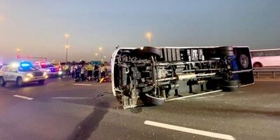 واژگونی مینی‌بوس در آزادگان ۶ مجروح بر جای گذاشت
