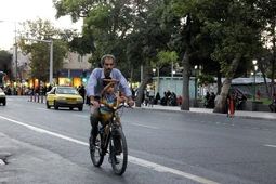 تردد دوچرخه در معابر شلوغ ممنوع است