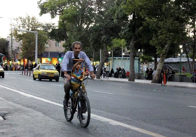 تردد دوچرخه در معابر شلوغ ممنوع است