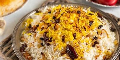 دستور تهیه رشته‌پلو با خرما و کشمش، سحری گرم و مقوی
