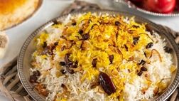 دستور تهیه رشته‌پلو با خرما و کشمش، سحری گرم و مقوی
