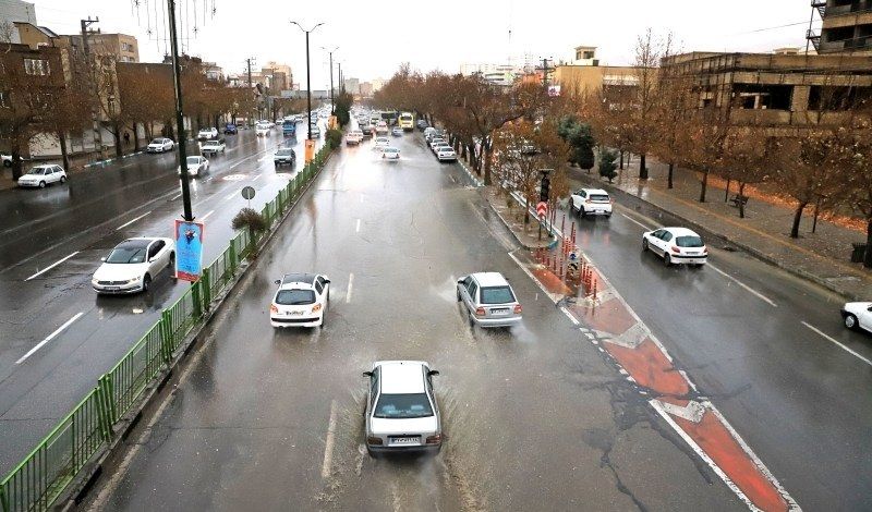 بارندگی در جاده‌های ۲۰ استان / ترافیک سنگین در برخی خروجی‌های تهران 