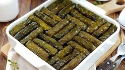 طرز تهیه دلمه برگ مو با رب انار و سس مخصوصش
