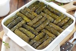 طرز تهیه دلمه برگ مو با رب انار و سس مخصوصش
