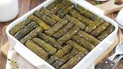 طرز تهیه دلمه برگ مو با رب انار و سس مخصوصش
