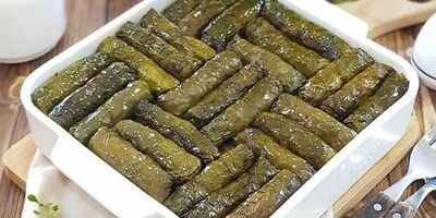 طرز تهیه دلمه برگ مو با رب انار و سس مخصوصش
