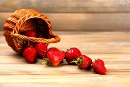 خواص توت فرنگی؛ ۱۵ فایده شگفت‌انگیز برای سلامتی، پوست، لاغری و تقویت ایمنی
